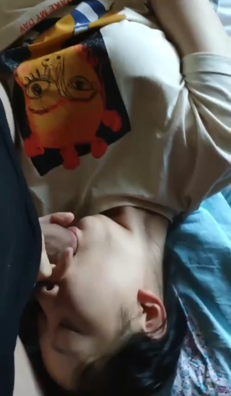Em gái bú cu xinh xắn